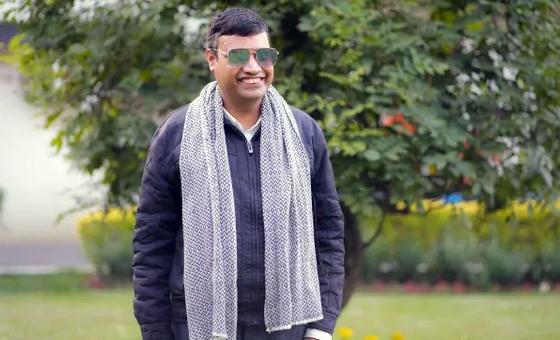 “दृष्टि गई, लेकिन हिम्मत नहीं’: यूएन स्वयंसेवक सुशील अधिकारी का साहसिक सफ़र